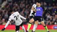 Akibat injakan ke kaki Tete, Son kemudian mendapat kartu merah. Terbilang beruntung karena insiden semacam ini pernah berimbas kartu merah. Foto: Offside via Getty Images/Jacques Feeney/Offside
