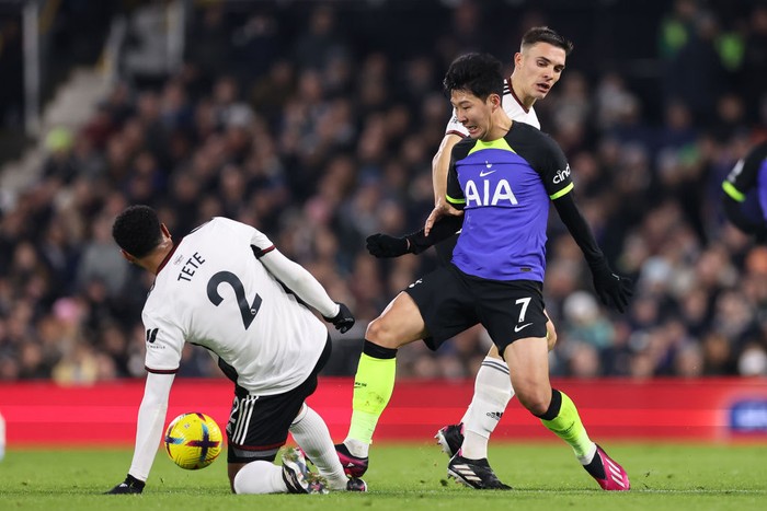 Kenny Tete, Son Heung-min LONDON, ENGLAND - JANUARY 23: Son Heung-Min of Tottenham Hotspur fouls Kenny Tete of Fulham by stepping on his ankle, resulting in a yellow card during the Premier League match between Fulham FC and Tottenham Hotspur at Craven Cottage on January 23, 2023 in London, United Kingdom. (Photo by Jacques Feeney/Offside/Offside via Getty Images)