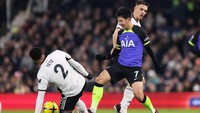 Ini momen kaki Tete kena injak Son ketika Fulham menjamu Tottenham Hotspur. Menilik posisi kedua kaki mereka, hal ini terbilang amat berbahaya. Foto: Offside via Getty Images/Jacques Feeney/Offside