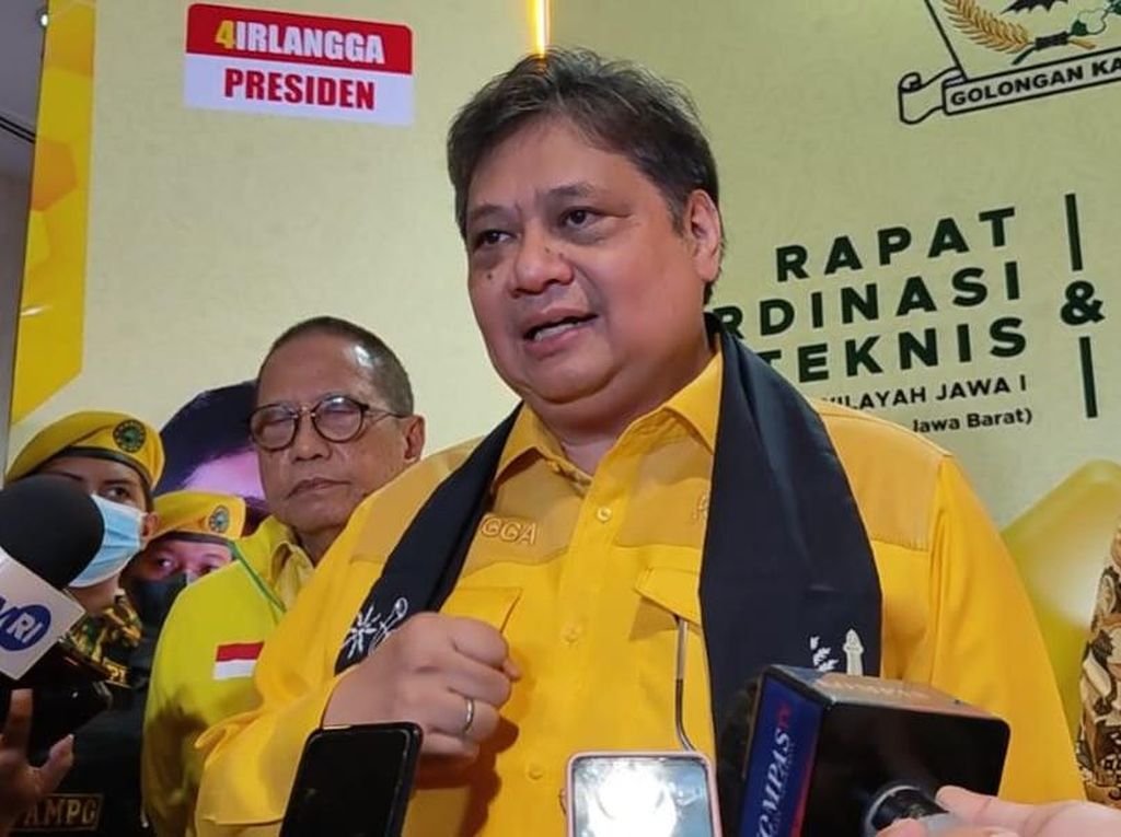 Airlangga Sapa Airin Rachmi Gubernur Banten di Rakornis Golkar