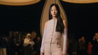 7 Gaya Kim Go Eun di Paris Fashion Week 2023, Manglingi dengan Rambut Baru