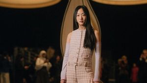7 Gaya Kim Go Eun di Paris Fashion Week 2023, Manglingi dengan Rambut Baru