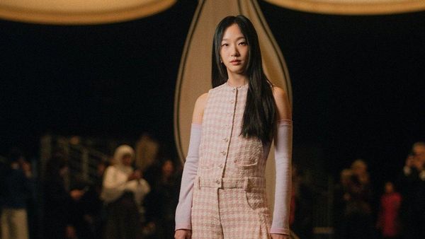 7 Gaya Kim Go Eun di Paris Fashion Week 2023, Manglingi dengan Rambut Baru