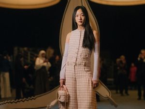 7 Gaya Kim Go Eun di Paris Fashion Week 2023, Manglingi dengan Rambut Baru 7 Gaya Kim Go Eun di Paris Fashion Week 2023, Manglingi dengan Rambut Baru