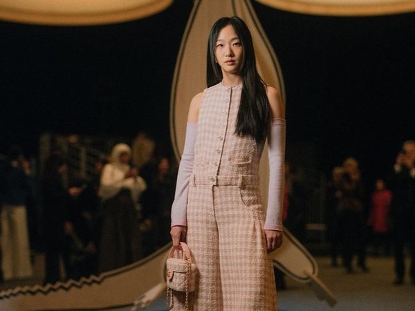 7 Gaya Kim Go Eun di Paris Fashion Week 2023, Manglingi dengan Rambut Baru