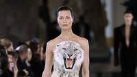 10 Koleksi Busana Couture Schiaparelli 2023, Ada Hiasan Kepala Hewan