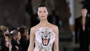 10 Koleksi Busana Couture Schiaparelli 2023, Ada Hiasan Kepala Hewan