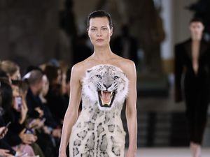 10 Koleksi Busana Couture Schiaparelli 2023, Ada Hiasan Kepala Hewan 10 Koleksi Busana Couture Schiaparelli 2023, Ada Hiasan Kepala Hewan