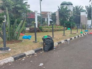 Demo Perangkat Desa Bubar, Sampah Berserakan di Depan Gerbang DPR Demo Perangkat Desa Bubar, Sampah Berserakan di Depan Gerbang DPR