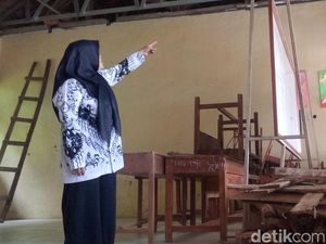 Kondisi Kayu Lapuk, Plafon di SD 2 Pamulihan Kuningan Ambruk Kondisi Kayu Lapuk, Plafon di SD 2 Pamulihan Kuningan Ambruk