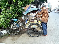 Kisah Penarik Becak di Karawang, Bertahan Usai Disisihkan Zaman