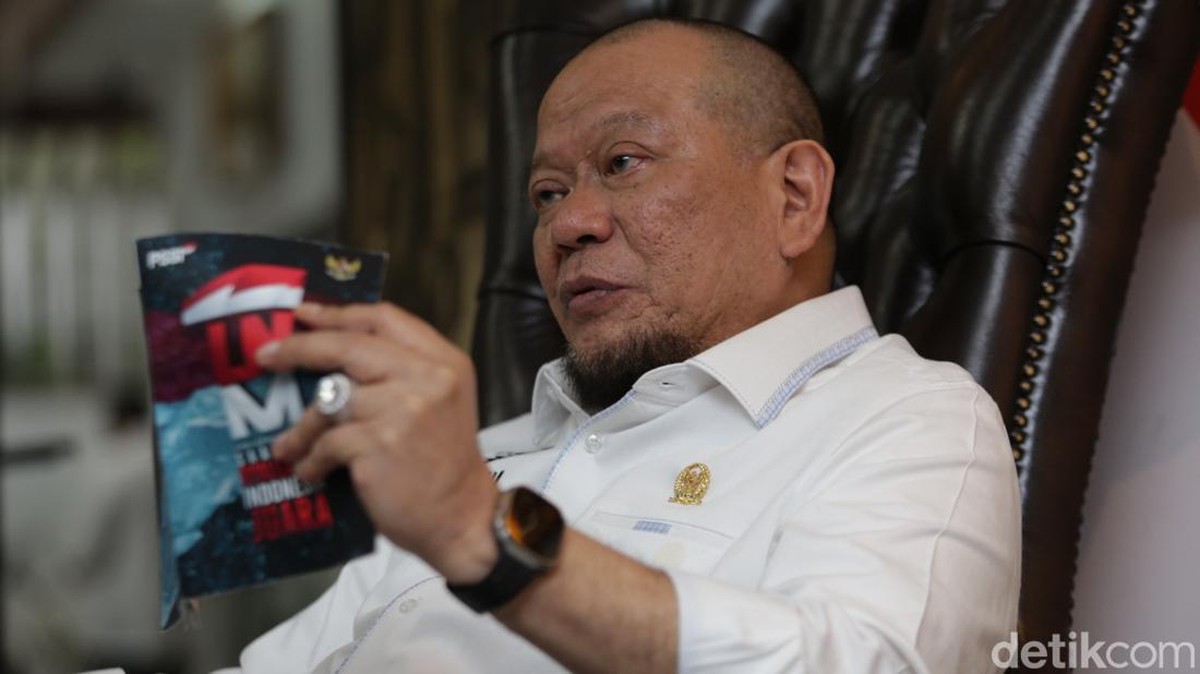 La Nyalla telah menerbitkan sebuah buku terkait program untuk PSSI. (Foto: Agung Pambudhy)