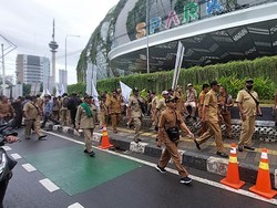 Bus Massa Perangkat Desa Parkir hingga Senayan, Lalin Gatsu Ditutup
