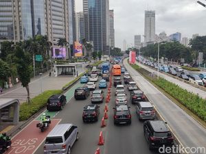 Macet Parah 2 Arah di Sudirman-Senayan Imbas Demo, Suara Klakson Bersahutan