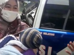 Tangisan Ibu Terimpit Macet Saat Buru-buru Bawa Anak ke Rumah Sakit