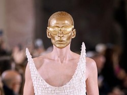 Viral Model Menyusui Bayi di Belakang Panggung Paris Fashion Week