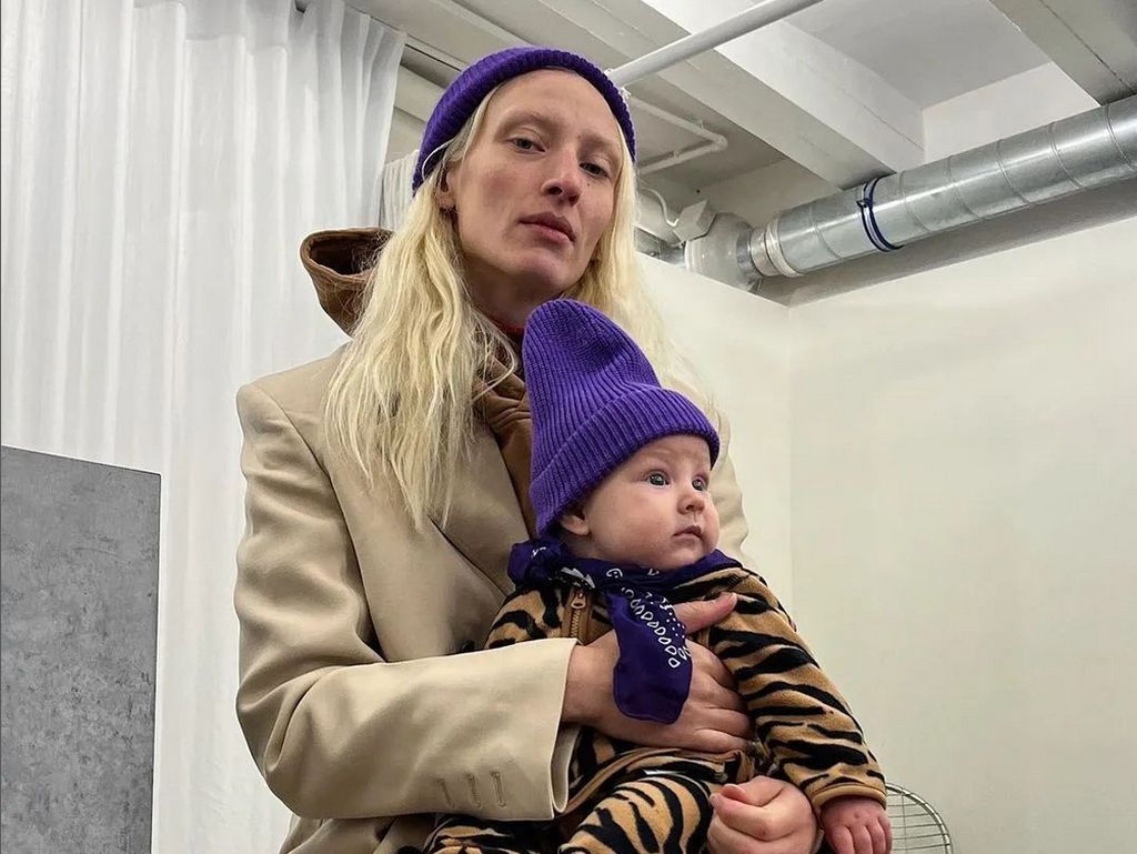 Viral Model Maggie Maurer Menyusui Anak di Balik Panggung Paris Fashion Week Viral Model Maggie Maurer Menyusui Anak di Balik Panggung Paris Fashion Week