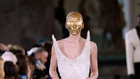 7 Potret Maggie Maurer, Model yang Viral Menyusui Anak di Paris Fashion Week