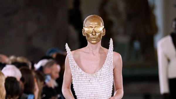 7 Potret Maggie Maurer, Model yang Viral Menyusui Anak di Paris Fashion Week