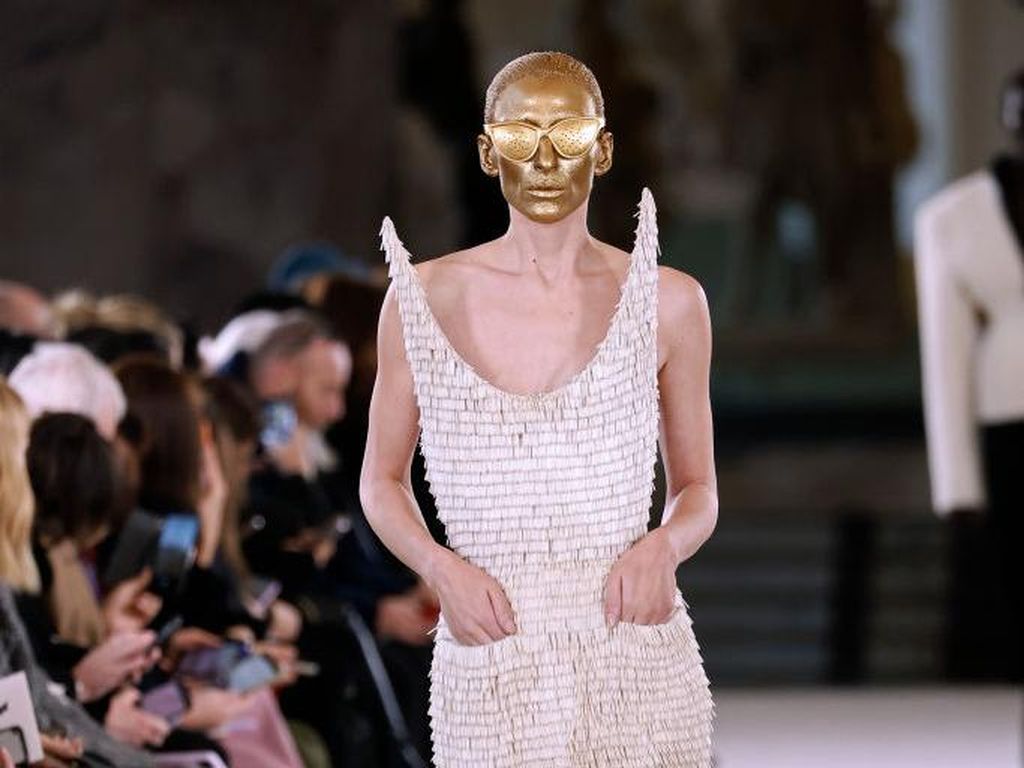 7 Potret Maggie Maurer, Model yang Viral Menyusui Anak di Paris Fashion Week 7 Potret Maggie Maurer, Model yang Viral Menyusui Anak di Paris Fashion Week