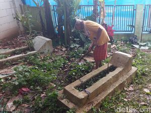 Makam Halimah Korban Wowon Dibersihkan Jelang Ekshumasi, Paman Jadi Penggali Makam Halimah Korban Wowon Dibersihkan Jelang Ekshumasi, Paman Jadi Penggali