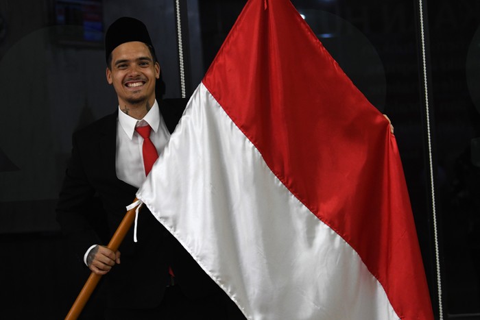 Pesepak bola Shayne Pattynama berpose dengan bendera Merah Putih usai pembacaan sumpah menjadi Warga Negara Indonesia (WNI) di Jakarta, Selasa (24/1/2023). Atlet berdarah Maluku yang kini bermain di klub di Liga Norwegia, Viking FK tersebut diharapkan PSSI dapat menjadi andalan baru Timnas Indonesia dalam Piala Asia 2023. ANTARA FOTO/Aditya Pradana Putra/aww.