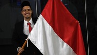 Pesepak bola Shayne Pattynama berpose dengan bendera Merah Putih usai pembacaan sumpah menjadi Warga Negara Indonesia (WNI) di Jakarta, Selasa (24/1/2023). 