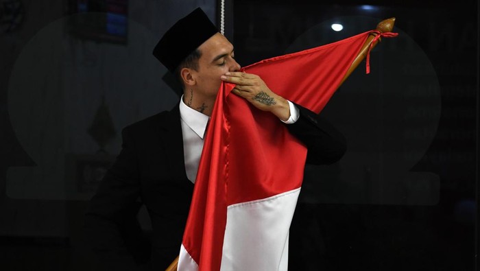 Mantap! Pesepakbola Shayne Pattynama Kini Resmi Jadi WNI Pesepak bola Shayne Pattynama berpose dengan bendera Merah Putih usai pembacaan sumpah menjadi Warga Negara Indonesia (WNI) di Jakarta, Selasa (24/1/2023). Atlet berdarah Maluku yang kini bermain di klub di Liga Norwegia, Viking FK tersebut diharapkan PSSI dapat menjadi andalan baru Timnas Indonesia dalam Piala Asia 2023. ANTARA FOTO/Aditya Pradana Putra/aww.