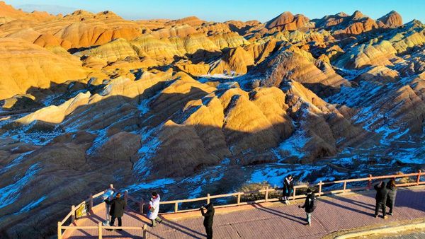 Menikmati Keindahan Gunung Pelangi di Zhangye China