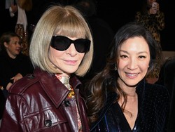 Penampilan Perdana Michelle Yeoh Setelah Ukir Rekor Oscar, Eksis di PFW