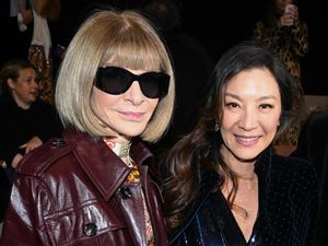 Penampilan Perdana Michelle Yeoh Setelah Ukir Rekor Oscar, Eksis di PFW Penampilan Perdana Michelle Yeoh Setelah Ukir Rekor Oscar, Eksis di PFW