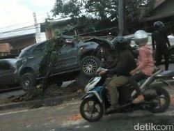 Oleng Hindari Lubang, Mobil Tabrak Tiang Listrik Dekat Polsek Sunggal
