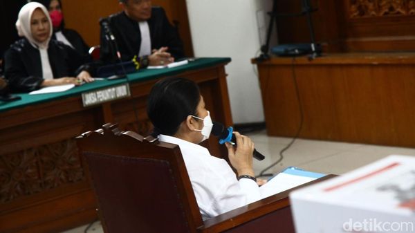 Momen Putri Candrawathi Bacakan Pleidoi