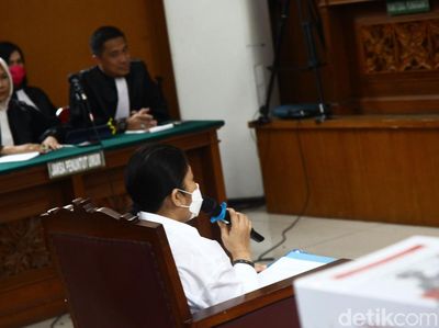Momen Putri Candrawathi Bacakan Pleidoi
