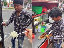 Gabut! Wanita Ini Beli Nasi Goreng Satu Sendok Per Porsi