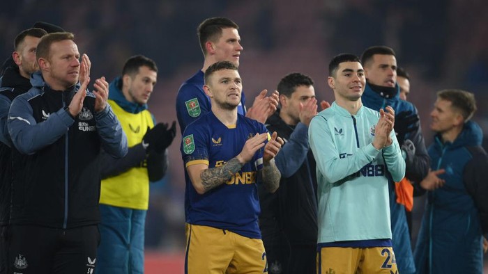 SOUTHAMPTON, ENGLAND - JANUARY 24: Kieran Trippier and Miguel Almiron of Newcastle United acknowledge the fans after the Carabao Cup Semi Final 1st Leg match between Southampton and Newcastle United at St Marys Stadium on January 24, 2023 in Southampton, England. (Photo by Mike Hewitt/Getty Images)