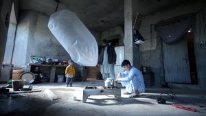 Ngeri, Warga Pakistan Nekat Bawa Gas Alam Pakai Kantong Plastik