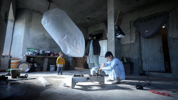 Ngeri, Warga Pakistan Nekat Bawa Gas Alam Pakai Kantong Plastik