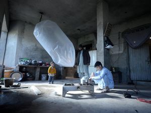 Ngeri, Warga Pakistan Nekat Bawa Gas Alam Pakai Kantong Plastik Ngeri, Warga Pakistan Nekat Bawa Gas Alam Pakai Kantong Plastik