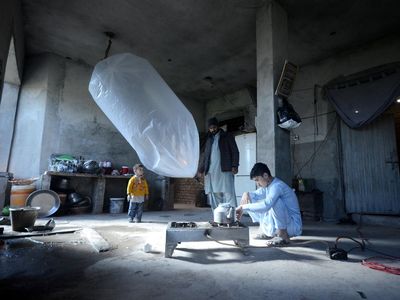 Ngeri, Warga Pakistan Nekat Bawa Gas Alam Pakai Kantong Plastik