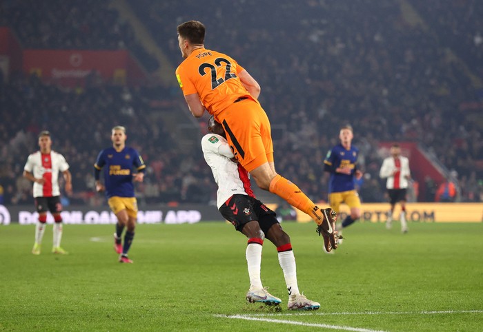 Nick Pope, Moussa Djenepo Soccer Football - Carabao Cup - Semi Final - First Leg - Southampton v Newcastle United - St Mary's Stadium, Southampton, Britain - January 24, 2023 Southampton's Moussa Djenepo in action with Newcastle United's Nick Pope REUTERS/David Klein