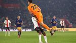 Kiper Terbang Makan Korban, Seruduk Lawan sampai Cedera