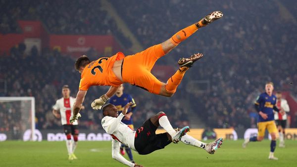 Kiper Terbang Makan Korban, Seruduk Lawan sampai Cedera