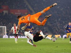 Kiper Terbang Makan Korban, Seruduk Lawan sampai Cedera Kiper Terbang Makan Korban, Seruduk Lawan sampai Cedera