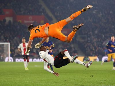Kiper Terbang Makan Korban, Seruduk Lawan sampai Cedera