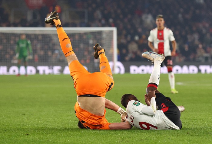Nick Pope, Moussa Djenepo Soccer Football - Carabao Cup - Semi Final - First Leg - Southampton v Newcastle United - St Mary's Stadium, Southampton, Britain - January 24, 2023 Southampton's Moussa Djenepo in action with Newcastle United's Nick Pope REUTERS/David Klein