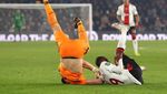 Kiper Terbang Makan Korban, Seruduk Lawan sampai Cedera