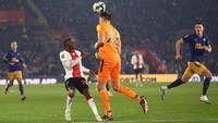 Inilah awal dari rangkaian momen tersebut. Kiper Newcastle Nick Pope keluar dari sarang untuk menghalau bola yang juga dikejar oleh Moussa Djenepo. Foto: REUTERS/DAVID KLEIN