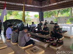 Pangdam V/Brawijaya Nyekar ke Makam Bung Karno