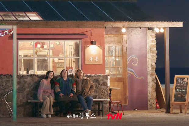 Pantai Geumneung di drama Our Blues/Foto: instagram.com/tvn_drama Pantai Geumneung di drama Our Blues/Foto: instagram.com/tvn_drama